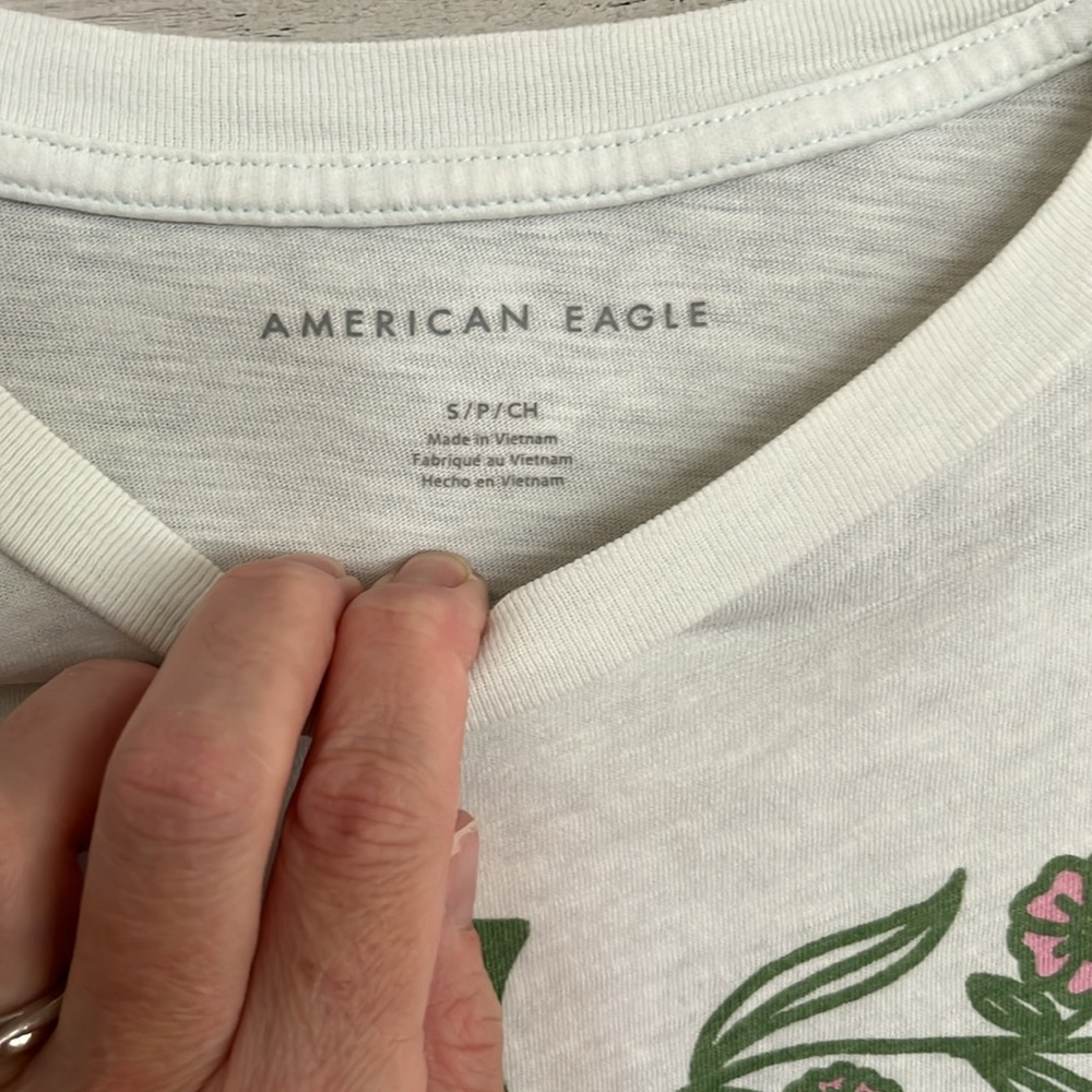 American Eagle women’s t-shirts. Size small - Picture 3 of 7